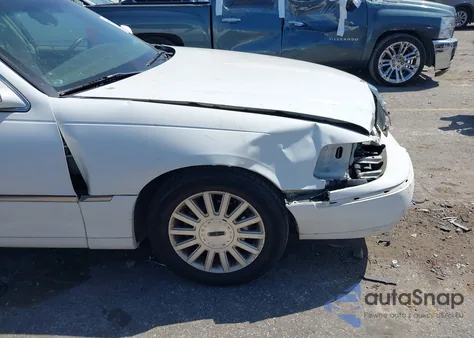 2004 Lincoln Town Car Signature from USA, damaged, VIN 1LNHM81W84Y652859